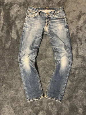 Nudie grim Tim jeans - Ett otroligt snygga jeans från nudie jeans i modellen grim Tim storlek W28 L32, om det finns frågor är det bara att skjuta ett meddelande, fraktar snabbt!