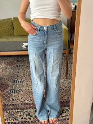 Mango jeans -  Så snygga jeans som tyvärr inte passar mig och har därför ingen bild på! Midjemått tvärsöver: 37cm Midjehöjd: 27cm Inerbens längd: 81cm. Jeansen är stretchiga!💕