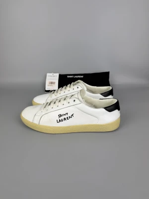 Saint Laurent SL/06 Sneaker | 43.5 - Vita sneakers i läder, varsamt använda och i mycket gott skick.