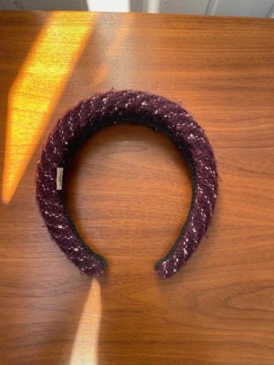Becksöndergaard diadem  - Superfint lila/ vinrött diadem från becksöndergaard. Använt så de skick på bilderna. 