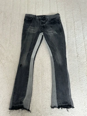 Mnml flared jeans  - Mnml flared jeans i storlek 28 . Säljer för att dom inte passar mig längre 