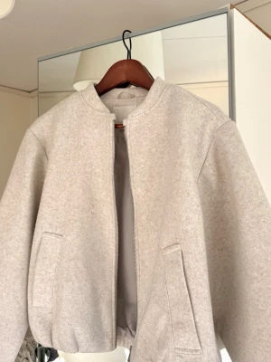 zara jacka - Minimalistisk ljusgrå bomberjacka med rak passform och ribbad krage. Jackan har två snedställda fickor framtill och dragkedja.  tryck på köp nu!! barnstorlek men passar mig som har xs/s i vanliga fall 💕💕💕 beige/grå 