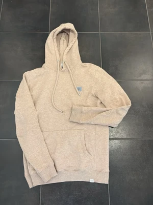 Beige hoodie med huva och ficka - Säljer en snygg beige hoodie från Les deux perfekt till hösten| hör av er vid några frågor eller funderingar!|