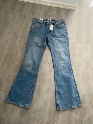 Low waist jeans  - Snygga och oanvända jeans i modell low boot. Midjemåttet är ca 90 cm men dom har även lite stretch. Nypris 300kr
