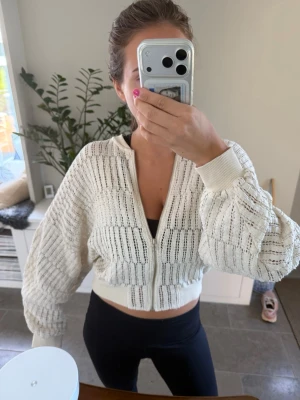 Vit virkad cropped ziptröja - Säljer en vit virkad ziptröja med croppad passform och breda muddar. 