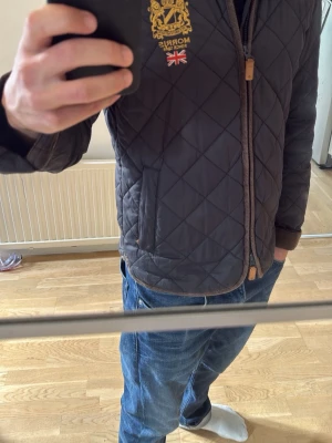 Fieldjacket från Morris - Snygg vår/höstjacka från Morris med guldfärgad logga och brittisk flagga på bröstet. Jackan har dragkedja framtill, ståkrage och diskreta fickor. ++ Innerfickor med extraknapp! Hör av er för fler bilder eller mer information! :) 