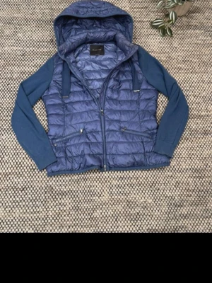 Massimo Dutti cardigan  - En riktig fin blå cardigan från Massimo Dutti i storlek S. Perfekt lite kallare dagare eller sena sommarkvällar. Luvan är avtagbar. Hör av dig vid eventuella frågor!