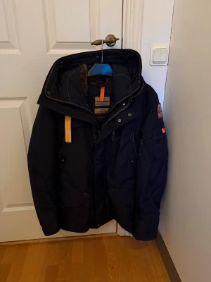 PARAJUMPER JACKA - Parajumpers jacka. Info: man kan ta av pälsen som man kan se på bilden. Jag garanterar äktighet på jackan. Nypris är över 10 tusen och den är knappt använd. Storleken på jackan är m-l skriv för övriga frågor!