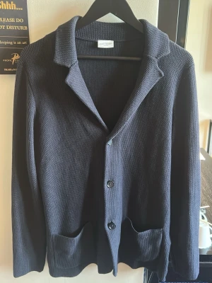 Marinblå stickad blazer - En marinblå blazer från John Henric som är otroligt eftertraktad och slutsåld. Jag var desperat och köpte den lite för stor och rykte lappen för att jag tänkte att jag skulle använda den. Men när ja använde den tyckte jag att den var för stor. Storlek S men passar m/lite stor M. Använd 1 gång inprincip ny. 