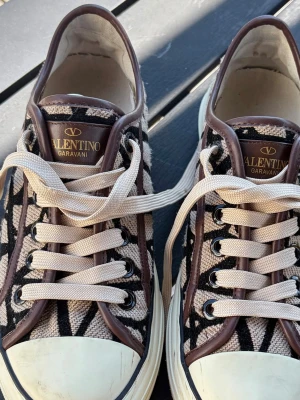 Valentino Garavani TootaloopVLogo Low-Top sneakers - Säljer dessa supersnygga skorna från Valentino Garavani i modellen Tootaloop Low-Top Toile Iconographe.  Storlek 39.   Självklart äkta och i mycket bra skick 🌟