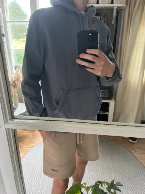 Essential Hoodie 2 färger  - Essential hoodie från HM I 2 färger i bra skick. Nypris 249kr styck, säljes 149kr styck eller 2 för 249kr