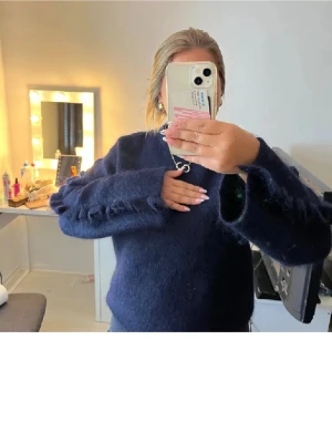 stickad tröja arket - Stickad tröja med volanger på ärmarna från arket. Helt ny, köptes för 1000kr. Materialet är alpacka💕