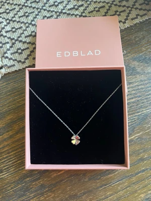Edblad halsband fyrklöver i silver - Snyggt halsband från Edblad med ett fyrklöverformat hänge i silverfärg. 