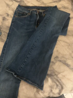 Blå bootcut jeans - Säljer ett par blå bootcut jeans. Jeansen har normalhög midja och dragkedja med knapp framtill. pris kan diskuteras 