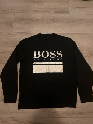 tshirt från Hugo Boss - svart sweatshirt från Hugo Boss som har storleken S. Själv är jag 175cm och tycker att den passar perfekt. 