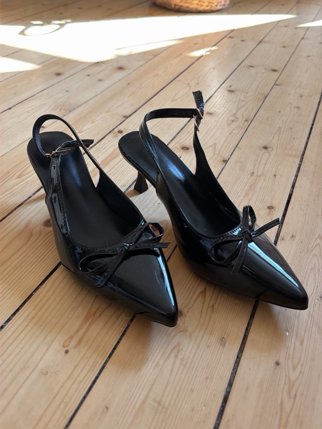 Svarta lackpumps med rosett