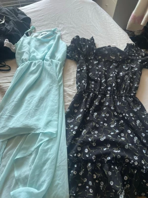 Klänningar  - Super fina klänningar. 400kr tillsammans. (100kr/st.) 