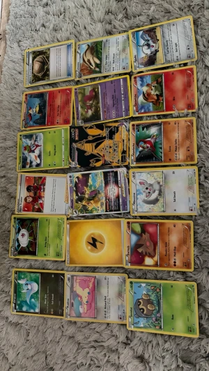 Pokemon kort  - Tjena nu säljer jag alla mina gammla Pokémon kort som är i bra sick och är bra för folk som samlar eller vill sälja vidare. Det är 70 stycken kort och kommer lägga till flera