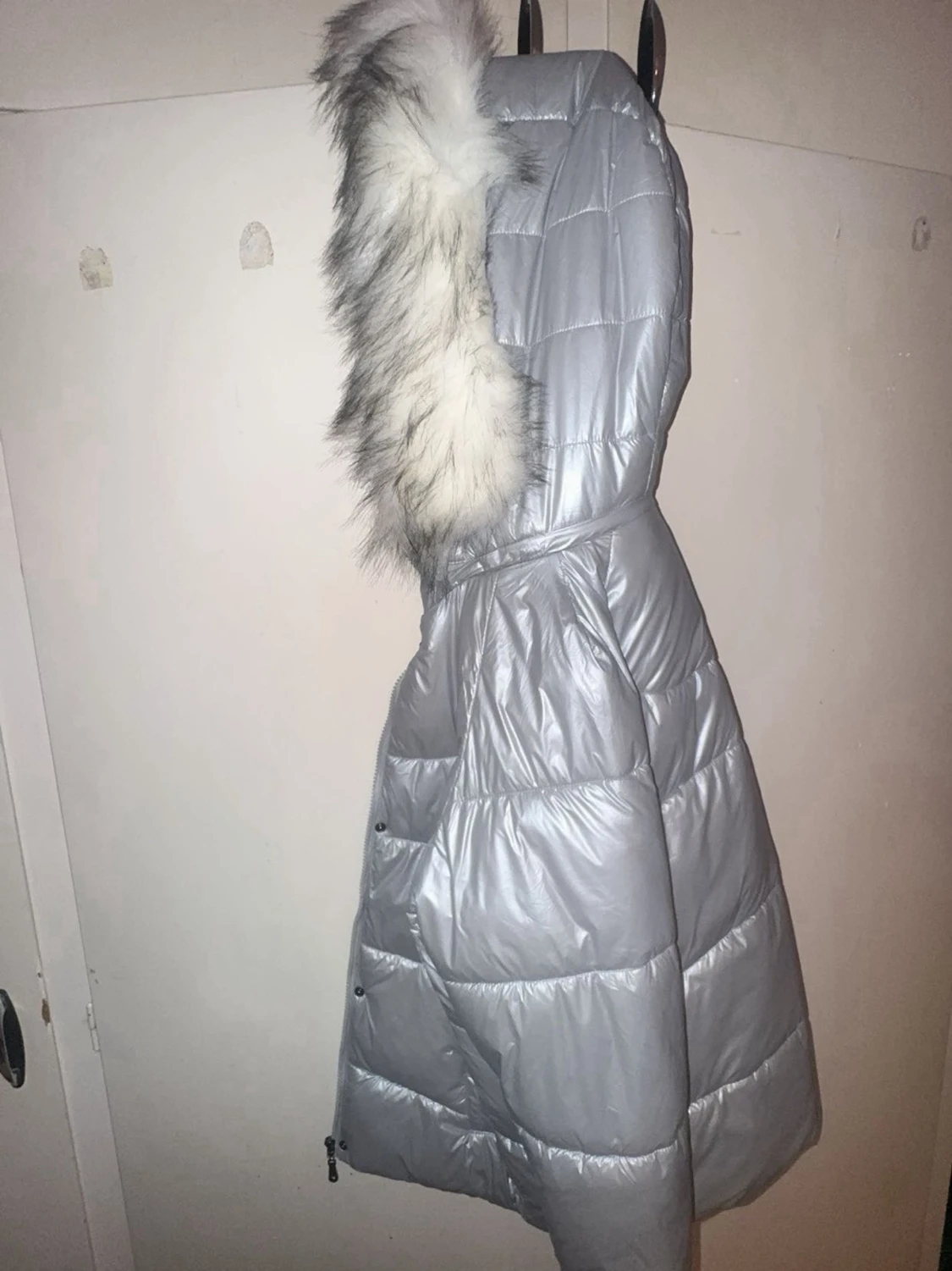 Silver pufferjacka med fuskpäls - 1