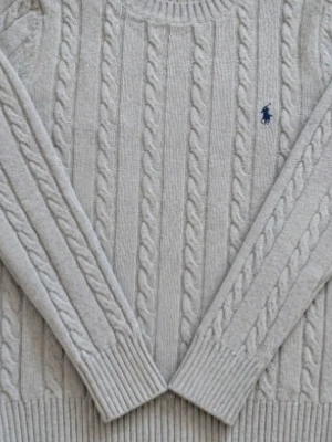 Ljusgrå kabelstickad tröja Polo Ralph Lauren - Tjena, jag säljer en riktigt snygg och populär stickad Ralph Lauren tröja☺️ Den är i mycket bra skick och har inga fläckar eller skador😁 Den är självklart äkta✅ Skicka om du har några frågor och kom gärna med bud😄
