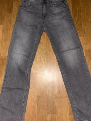 Grå raka jeans - Säljer ett par grå jeans med rak passform och klassiska fem fickor. Jeansen har en snygg tvättad look och detaljerade sömmar på bakfickorna. Perfekta till en avslappnad stil.Pris kan diskuteras 