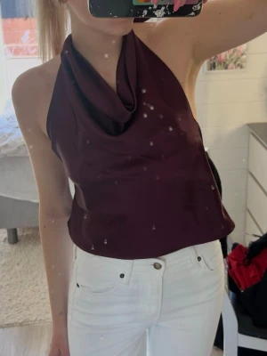 Vinröd halterneck topp - I mycket bra skick, knappt använd. Är ifrån gina storleken har jag klippt bort men är en S/Xs. ❤️