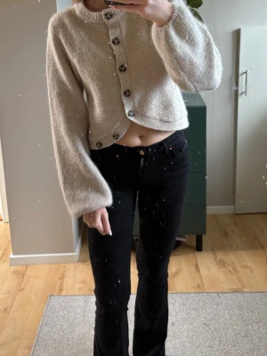 Beige cropped kofta från Gina Tricot - Oanvänd. I storlek S materialet är wool blend
