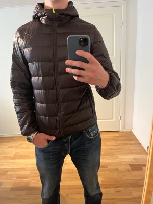 Brun dunjacka Boggi Milano  - Säljer denna sjukt snygga dunjackan från Boggi Milano⭐️ Färgen är brun och storleken är M✅ Den har inga defekter och skicket är utomordentligt🙌🤝 Sjukt najs passform och passar perfekt till hösten☀️🙌 Tveka inte på att höra av er dig vid minsta fråga eller fundering😊