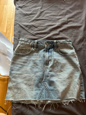Hollister Jeans kjol - Säljer en ljusblå jeanskjol från hollister. Väldigt fin och bra skick! Skulle säga att storleken är XS❤️ 