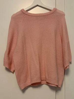Stickad t-shirt - Superfin stickad tröja med kort ärm. Endast använd en gång av mig🤍