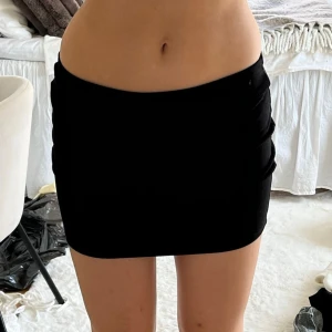 Svart tight kjol - Svart, tight kjol i stretchigt material💓