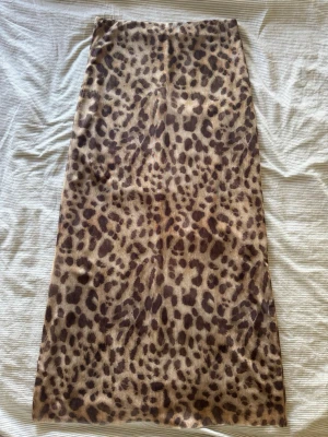 Leopardmönstrad långkjol från Zara - Säljer en snygg långkjol från Zara med leopardmönster som är perfekt för sommaren. Kjolen har en rak passform och är i storleken M, men den passar mig som är XS/S. 