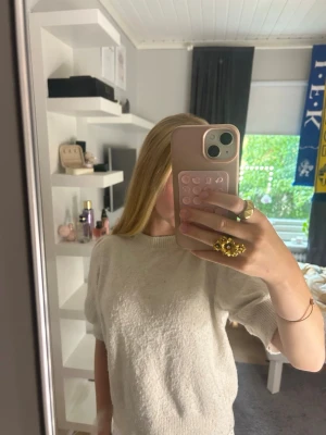 Beige stickad tröja med puffärm - Säljer en snygg beige stickad tröja med puffärmar, tröjan är i ett mjukt material o passar till de mesta, tror original pris är 229kr❤️