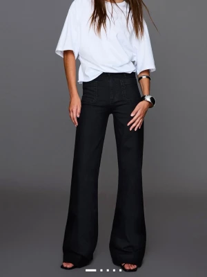 Slutsålda svarta jeans - Säljer ett par oanvända efterfrågade svarta jeans från Bershka som är helt slutsålda. Storleken är i 36/short som sägs passa 167cm på hemsidan. Skriv privat för fler bilder🩷