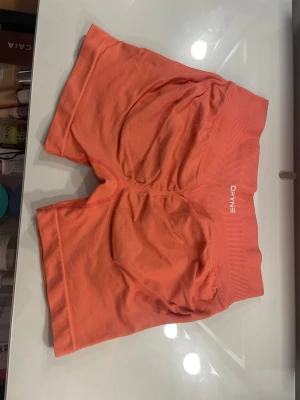 Defyne shorts - Ett par defyne shorts med skrunch i rumpan jättefina och andvändigt några gånger men är lite fel storlek och vill se hur mycket jag kan få för dom lite dåliga bilder så skicka gör fler 