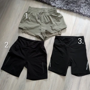 Träningsshorts dam - Säljer ett 3st träningsshorts för dam. Nr. 1 är dimgröna träningshorts i storlek XS från H&M. Nr. 2 är svarta tighta cykelbyxor/ shorts från New Apparel i storlek 32/34. Den har en sidoficka med dragkedja, se den tredje bilden. Nr. 3 är svarta tighta cykelbyxor/ shorts från SOC i storlek XS. Den har en ficka i ländryggen, se andra bilden. Samtliga säljs för 50 kr styck. Om du köper alla 3 får du dem för 100 kr.