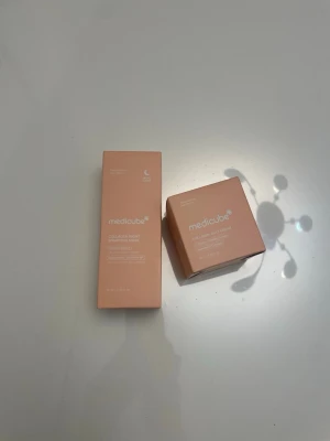 Medicube Collagen nattmask & kräm - Säljer två produkter från Medicube: Collagen Night Wrapping Mask och Collagen Jelly Cream. Båda kommer i snygga ljusrosa förpackningar och är perfekta för dig som vill boosta huden med fukt och kollagen. Passar dig som gillar koreansk hudvård och vill ha glow.