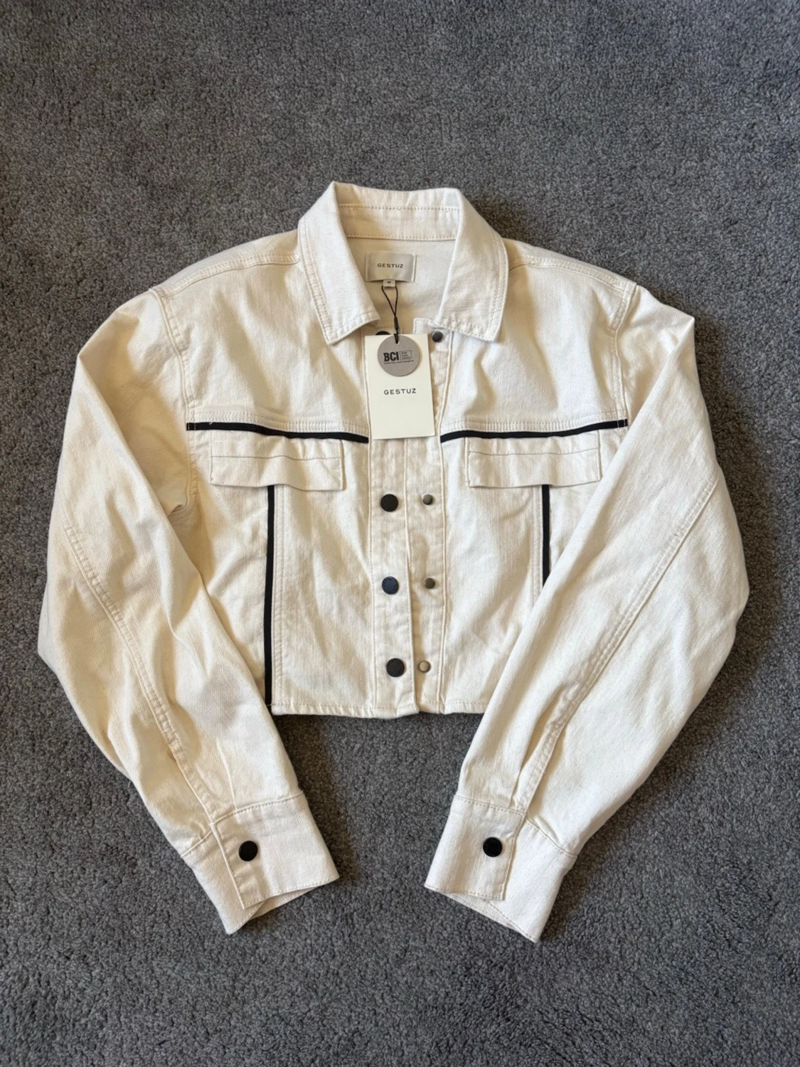 Vit cropped jeansjacka med svarta detaljer