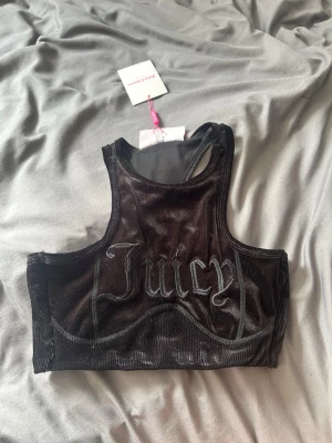 Svart velourtopp från Juicy Couture - Säljer en svart croppad  Juicy Couture sporttopp, aldrig använd innan därför är lappen kvar 🥰 nypris 600kr