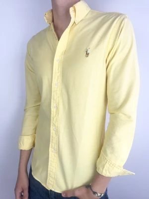 Ralph Lauren skjorta gul slimfit - Ralph Lauren Skjorta Märke: Polo Ralph Lauren Storlek: S Passform: Slimfit Färg: Gul Skick: Mycket bra Beskrivning: utan defekter. Modellen på bilden: 183 cm / 72 kg