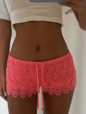Korall spetsshorts  - Supersnygga korall shorts i st S. Perfekta för sommar🌸