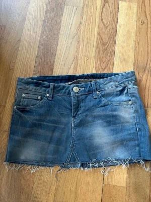 Jeanskjol  - Säljer en jättefin kort, low waist jeanskjol i storlek 28. Sitter som en S. Den är köpt second hand i Köpenhamn men ser helt ny ut utan några defekter.  Pris går att diskuteras, hör av er vid frågor. 
