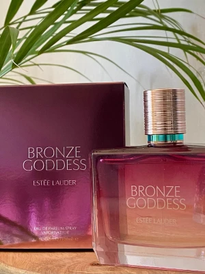 Bronze Goddess parfym från Estée Lauder - Bronze Goddess Eau de Parfum 2025 Estée Lauder.  100 ml. Endast testad ett par gånger, nyskick. 