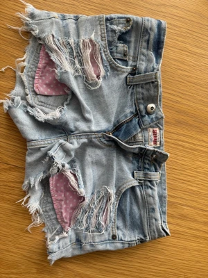 Selvage shorts - Säljer ett par jättefina vintage ljusblå jeansshorts från L’Savage. Shortsen har rosa tyg med prickar, Pris kan diskuteras !!                                                                 Storleken är S men känns mera som XS,       100%cotton 