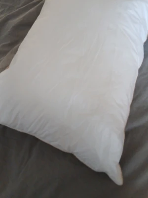 Vit kudde från MJUQ - En fluffig vit kudde från MJUQ, tillverkad i mjukt material och väger 650 gram. Kudden har en klassisk rektangulär form och är certifierad enligt OEKO-TEX Standard 100. Passade ej mig tyvärr endast testad köpt på expo