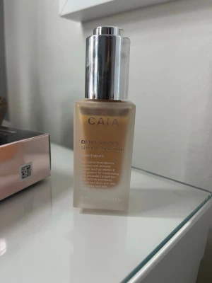 Caia dewy drops 30W - Caia dewy drops i färgen 30W. Helt ny endast testad en gång på handen. Säljer då jag köpte fel färg💕
