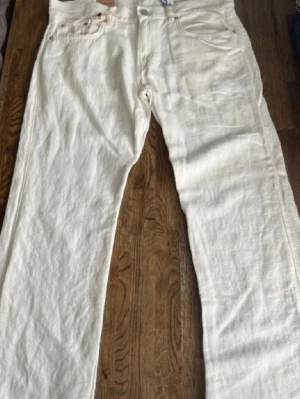 Vita jeans i linnematerial - Jeans i nyskick! Oanvända, W33 L32. Nypris: 599kr