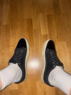 Lanvin skor  - Tja säljer mina Lanvins då de inte används längre, de är i helt okej skick rätt så använda men ser fortfarande bra ut på. Inga defekter på glansen! Skriv i dm vid frågor, Orginal box tillkommer.