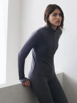 H&M move set grå  - Mörkgrått loungewear-set i mjukt och stretchigt material. Setet består av en långärmad ziptröja med hög krage och matchande tights med tight passform. Perfekt för chill dagar hemma eller när du vill vara bekväm men ändå se stilren ut.