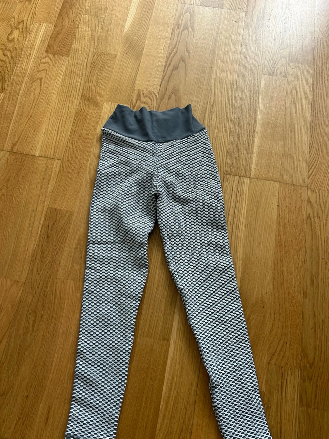 Gråvita leggings med bikakemönster